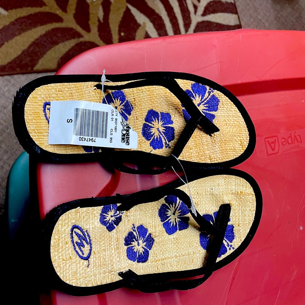 Ladies size small (5/6)flip flops BNWT